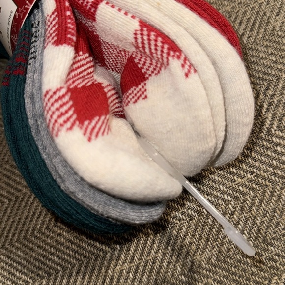 NWT Rae Dunn Christmas/Holiday WMN’s Cushioned Mid Crews Socks Green/Red 5pair - Picture 10 of 11